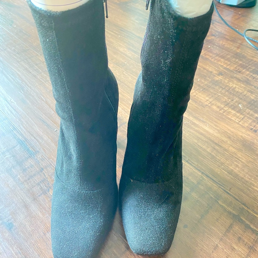 Healed ankle boot in black